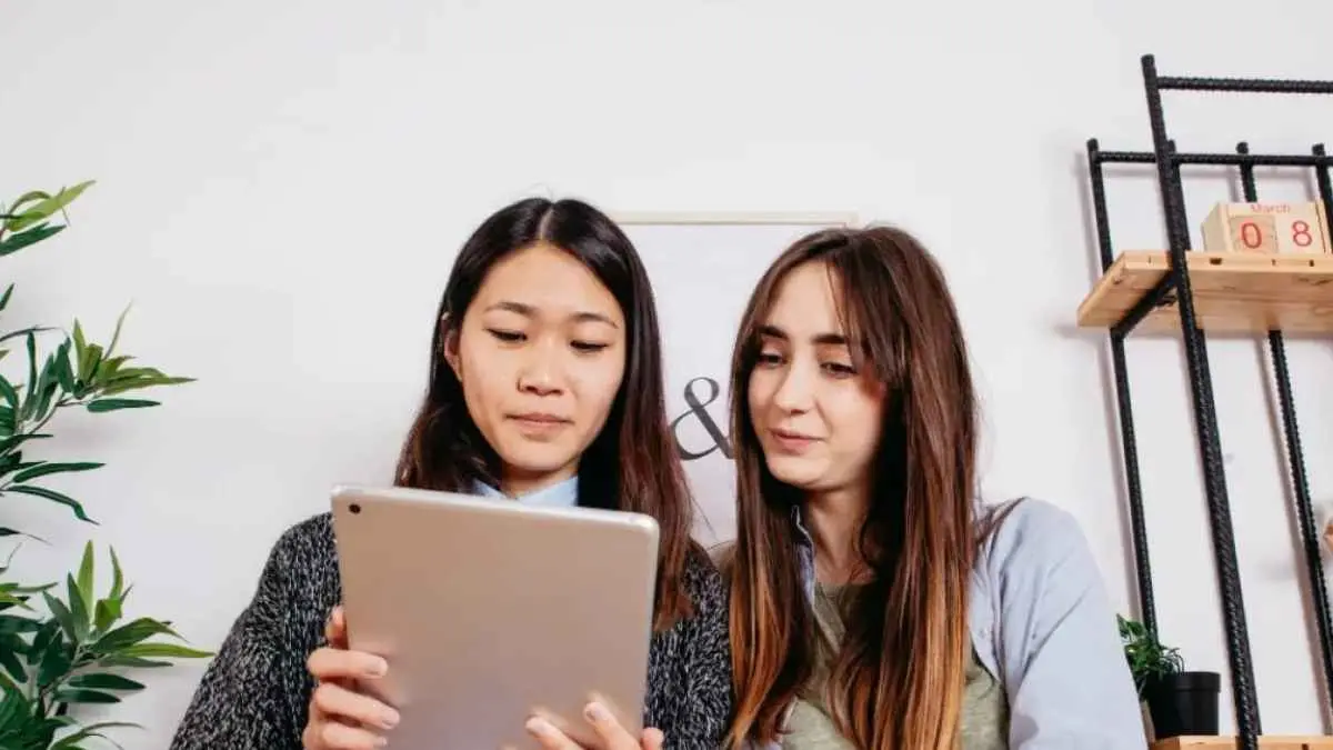 Kemerdekaan bagi Gen Z bukan cuma soal bebas dari penjajahan. Di era sekarang, kemerdekaan juga berarti punya akses pendidikan yang layak, kesempatan membangun usaha, pekerjaan yang manusiawi, hingga kebebasan menyampaikan pendapat. (foto : Magnific/ freepik.)