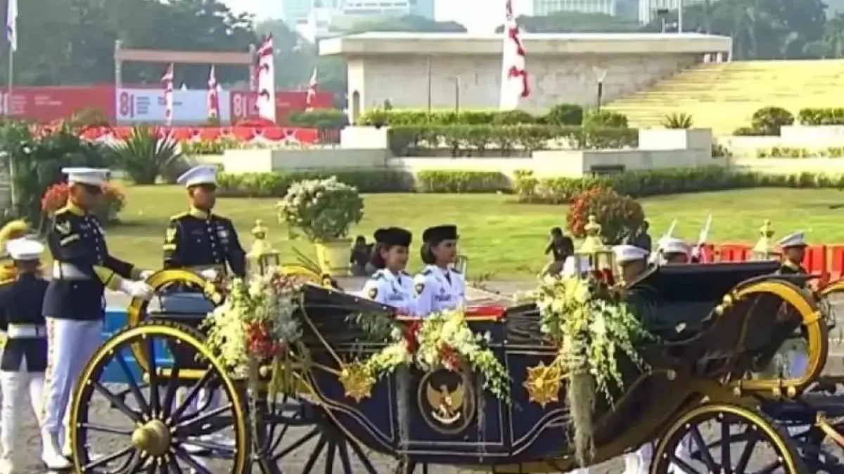 Bukan kirab biasa. Dua simbol penting sejarah Indonesia, bendera pusaka dan naskah Proklamasi, diarak dari Monas menuju Istana Merdeka. (Istimewa)