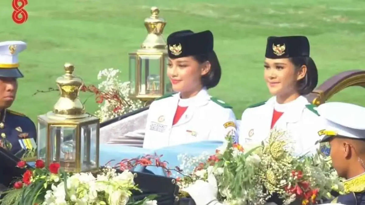 Dari panggung seni ke Istana Merdeka. Celine Olivia Apriani Theo, siswi SMK Negeri 5 Pontianak, mendapat kepercayaan menjadi pembawa baki Bendera Merah Putih dalam Upacara HUT ke-81 RI. (Tangkapan Layar)