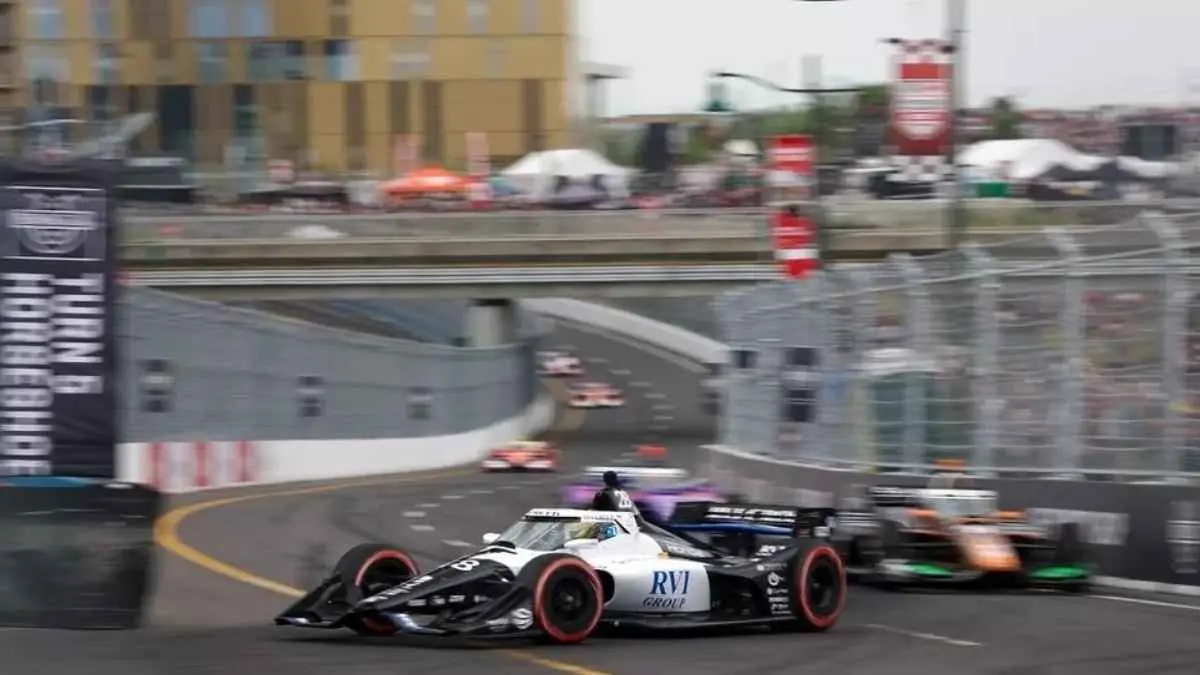 Marcus Ericsson dari Andretti Global memimpin Romain Grosjean dalam balapan Ontario Honda Dealers Indy di Markham (Foto: Chris Owens | Penske Entertainment)