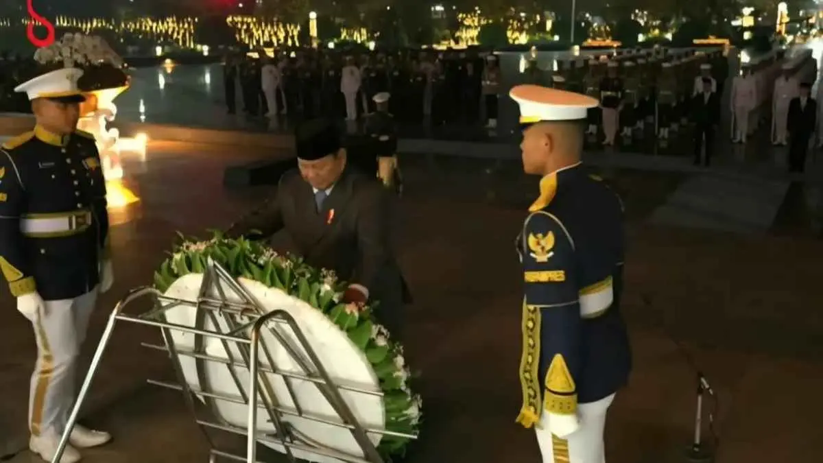 Presiden Prabowo Subianto memimpin ziarah nasional dan renungan suci di Taman Makam Pahlawan (TMP) Nasional Utama Kalibata, Jakarta, Minggu malam (16/8). (Jawapos.com)