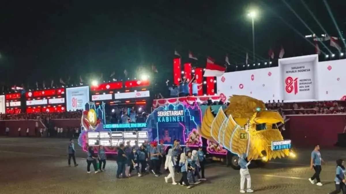 Malam kemerdekaan di Jakarta berlangsung meriah! Prabowo dan Gibran ikut menyaksikan Karnaval Bersatu Harmoni Nusantara di kawasan Monas. Dari parade budaya, kendaraan hias kementerian, MBG, hingga atraksi drone dan kembang api, semuanya ikut memeriahkan HUT ke-81 RI. (ANTARA/Fathur Rochman)