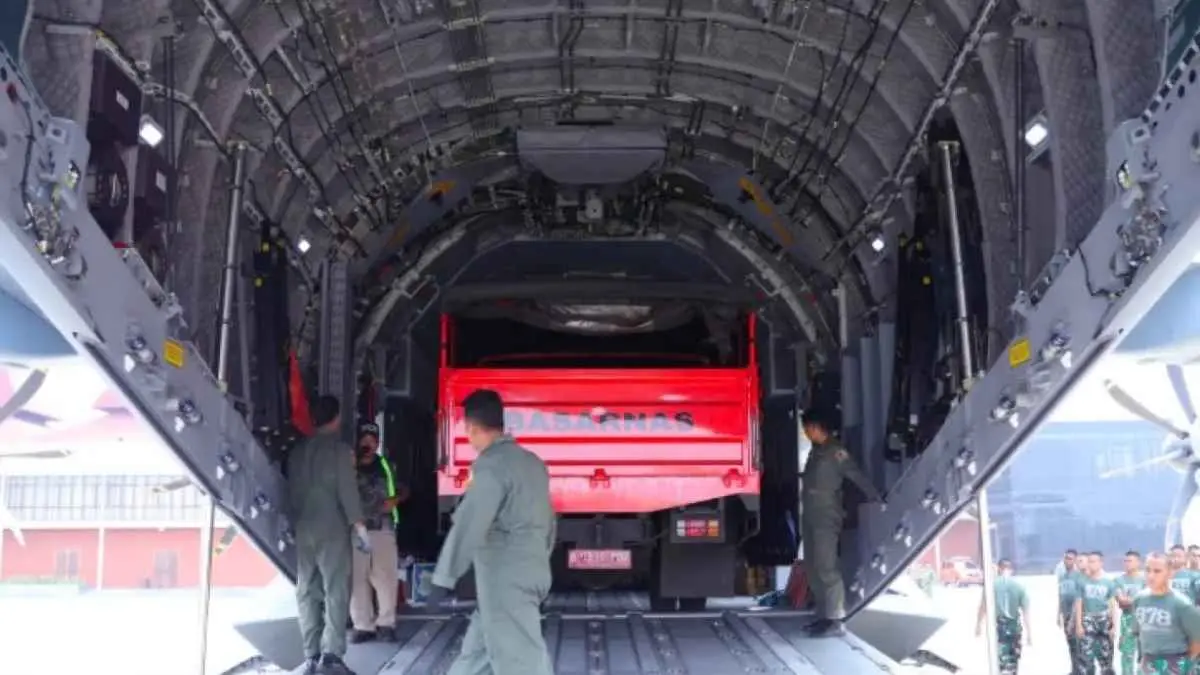 Bantuan untuk korban gempa NTT terus mengalir. TNI-Polri mengerahkan 44 truk logistik hingga pesawat A400M untuk mempercepat distribusi bantuan. (TNI AU)
