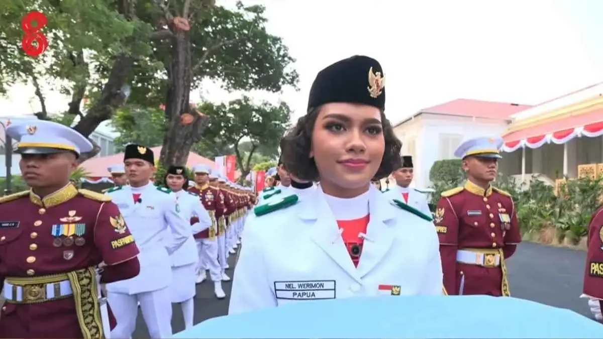 Dari Jayapura hingga Istana Merdeka. Neeltje Deliana Insjowi Werimon mendapat kepercayaan menjadi pembawa baki bendera pada Upacara Penurunan HUT ke-81 RI. (YouTube Setpres)