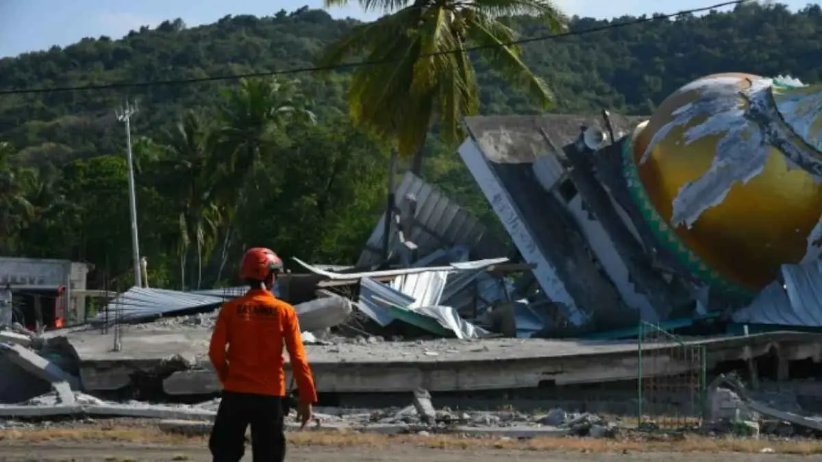 Duka menyelimuti NTT. Gempa berkekuatan M 7,7 menyebabkan 55 orang meninggal dunia dan 132 lainnya mengalami luka-luka. (Basarnas)