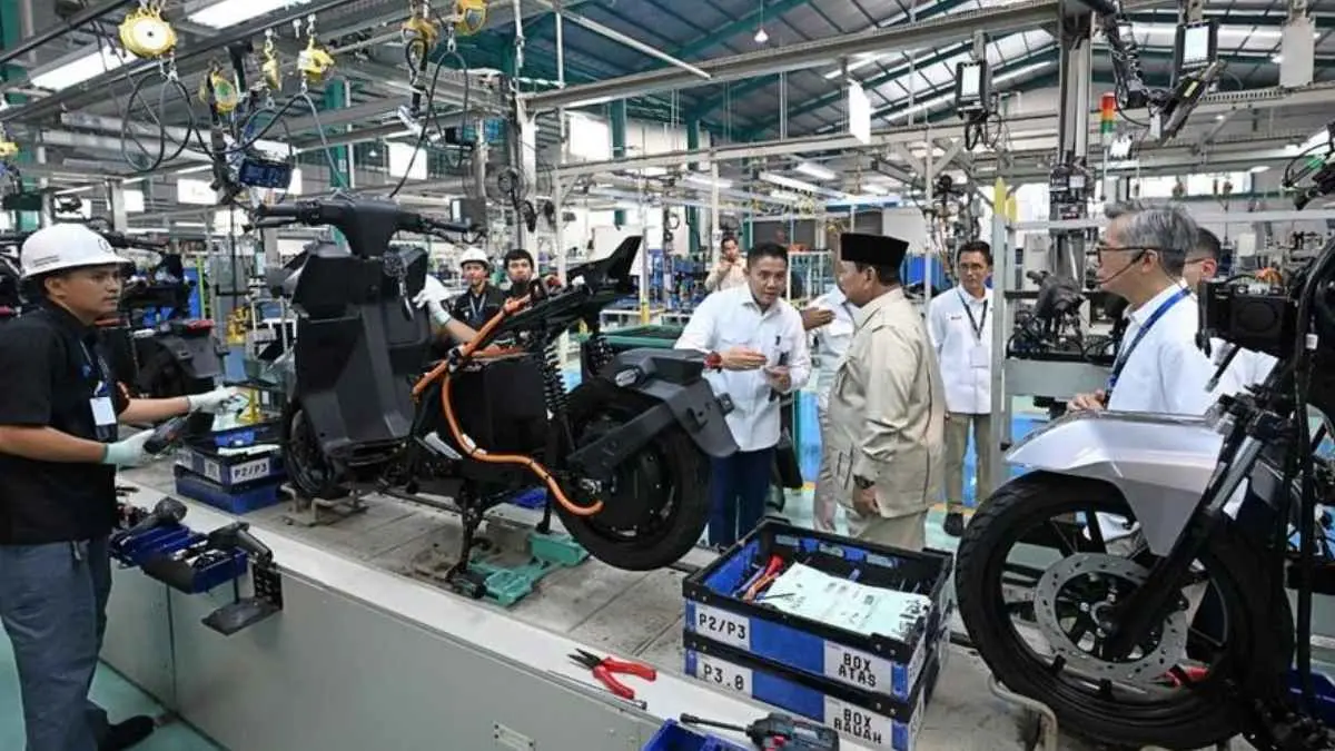 Kabar baik buat kamu yang sedang mengincar motor listrik!. Pemerintah tengah menyiapkan skema insentif dan dua merek lokal disebut bakal mendapatkannya, yakni Alva dan Gesits. (Dok. Sekretariat Presiden)