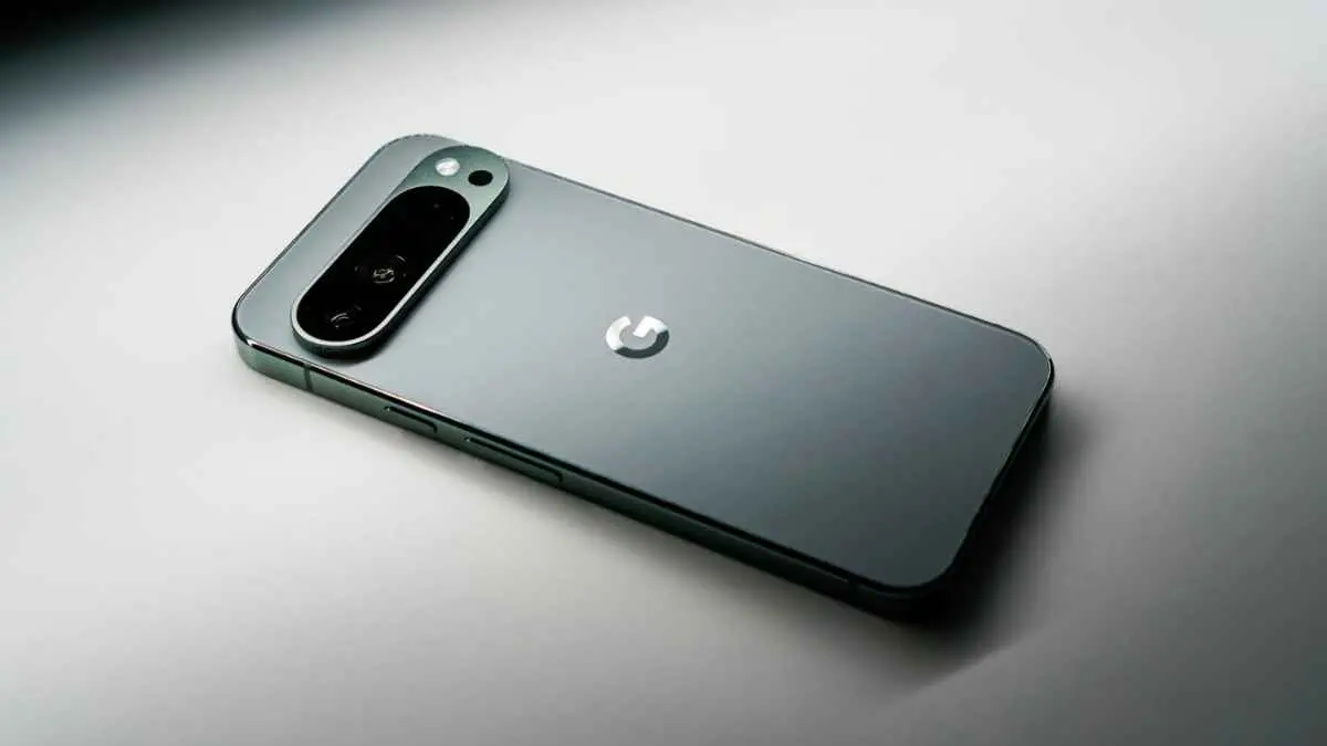Google mulai menyiapkan langkah besar untuk mengubah peta produksi Pixel. Mulai 2027, produksi perangkat Pixel dikabarkan akan dihentikan di Tiongkok dan dialihkan ke Vietnam serta India. Bukan cuma smartphone, smartwatch dan earbud juga disebut akan ikut diproduksi di luar Tiongkok. (Sumber: Triyansh Gill/Unsplash)