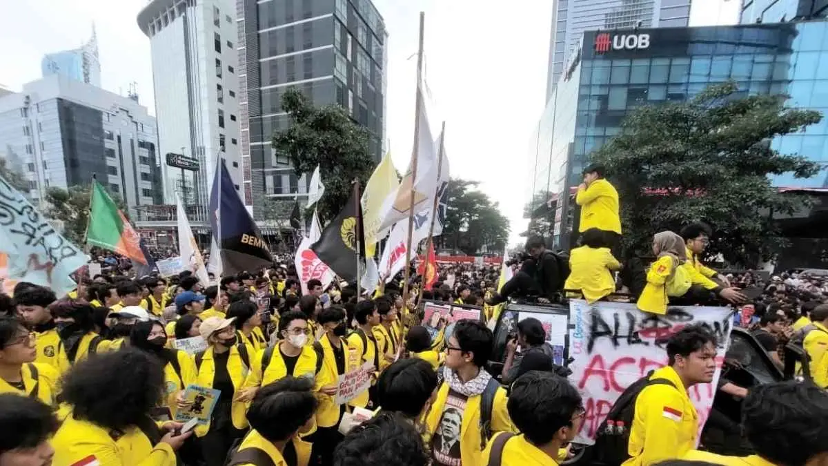 Demo mahasiswa di Thamrin kembali diwarnai kejadian yang bikin perhatian tertuju ke lokasi aksi. Polisi mengamankan dua orang yang diduga membawa senjata tajam. Salah satunya disebut membawa pisau, sementara sebuah golok ditemukan di dalam ambulans yang diperiksa aparat. (Ryandi Zahdomo/JawaPos.com