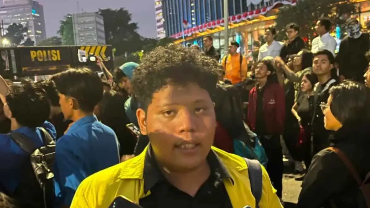 Sudah sewa 24 Kopaja, malah batal mendadak!. Jelang aksi demonstrasi di kawasan M.H. Thamrin, Jakarta, mahasiswa BEM UI menghadapi kendala transportasi setelah 24 unit Kopaja yang sebelumnya disewa disebut dibatalkan secara sepihak. (Ryandi Zahdomo/JawaPos.com)