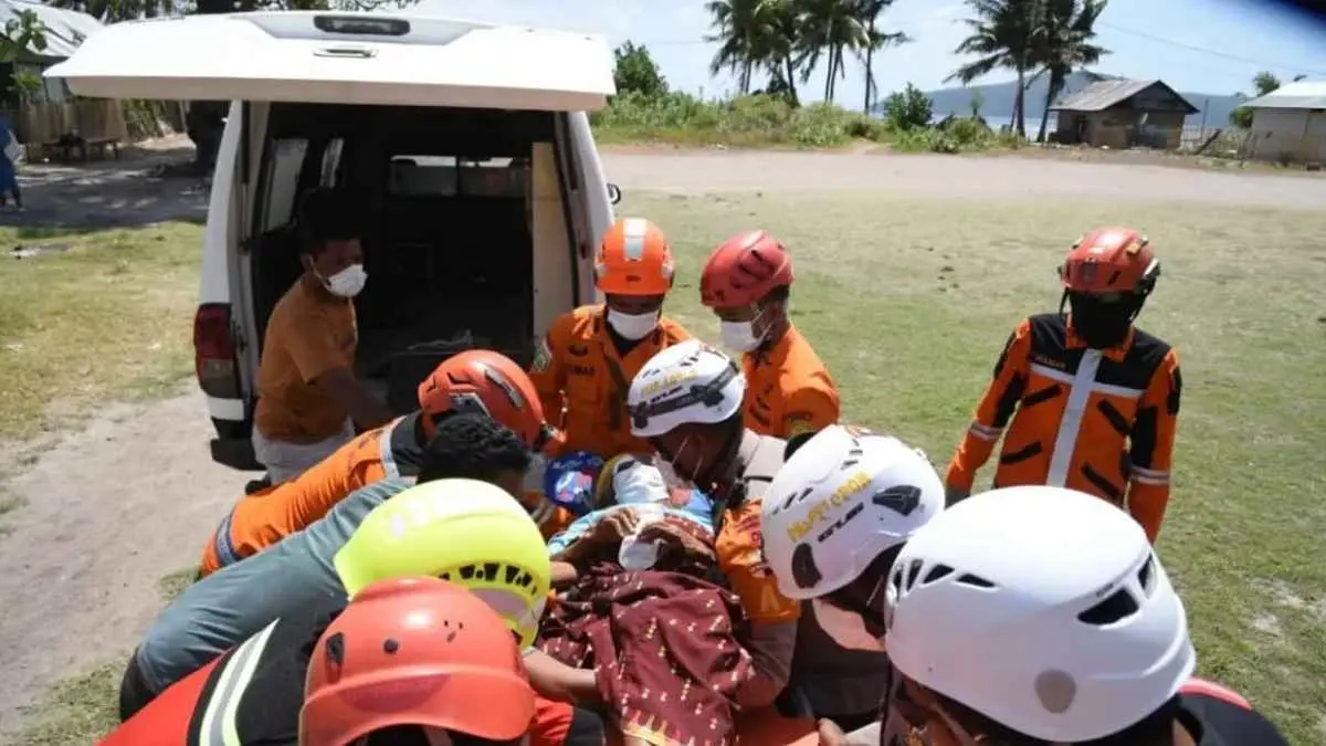 30 menit di udara menjadi bagian penting dari upaya menyelamatkan nyawa.
Seorang lansia berusia 77 tahun dalam kondisi kritis setelah gempa NTT dievakuasi menggunakan Helikopter Dauphin Basarnas dari Manggarai Timur menuju RSUD Pratama Komodo, Labuan Bajo. (Basarnas)