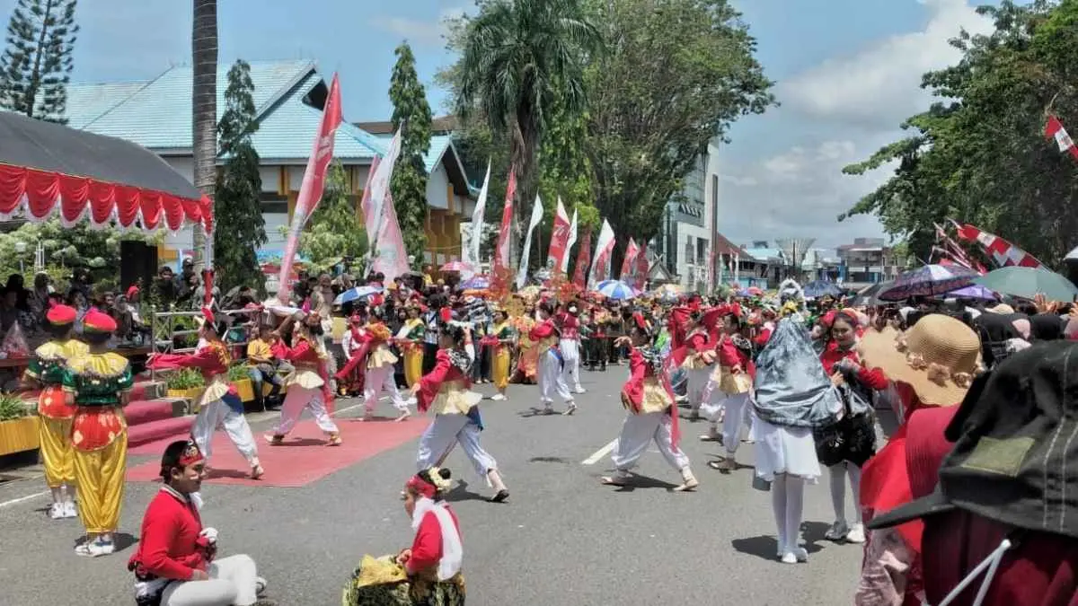 Dulu cuma ramai di jalan kampung, sekarang bisa sampai masuk FYP.
Karnaval 17 Agustus ternyata ikut berubah mengikuti zaman. Kostum unik, kendaraan hias, aksi lucu, hingga kreativitas warga kini tak hanya dinikmati penonton di sepanjang jalan, tetapi juga bisa disaksikan ribuan orang lewat media sosial. (metrokalimantan.com)