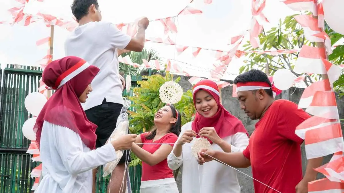 Kenapa lomba Agustusan selalu ditunggu setiap tahun?. Ternyata bukan cuma karena hadiahnya. Ada tawa saat peserta jatuh, sorakan penonton, anak-anak yang antusias, bapak-ibu yang ikut berlomba, sampai momen warga yang akhirnya bisa berkumpul dan ngobrol bersama. (Ilustrasi)