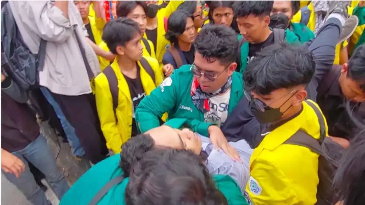 Demo mahasiswa di kawasan Thamrin, Jakarta Pusat, sempat memanas.
Massa yang hendak menuju Bundaran HI tertahan barikade polisi hingga terjadi aksi saling dorong. Di tengah situasi tersebut, seorang mahasiswa dilaporkan pingsan dan harus mendapat pertolongan medis. (Demo mahasiswa di kawasan Thamrin, Jakarta Pusat, sempat memanas.
Massa yang hendak menuju Bundaran HI tertahan barikade polisi hingga terjadi aksi saling dorong. Di tengah situasi tersebut, seorang mahasiswa dilaporkan pingsan dan harus mendapat pertolongan medis. (Demo mahasiswa di kawasan Thamrin, Jakarta Pusat, sempat memanas.
Massa yang hendak menuju Bundaran HI tertahan barikade polisi hingga terjadi aksi saling dorong. Di tengah situasi tersebut, seorang mahasiswa dilaporkan pingsan dan harus mendapat pertolongan medis. (Demo mahasiswa di kawasan Thamrin, Jakarta Pusat, sempat memanas.
Massa yang hendak menuju Bundaran HI tertahan barikade polisi hingga terjadi aksi saling dorong. Di tengah situasi tersebut, seorang mahasiswa dilaporkan pingsan dan harus mendapat pertolongan medis. (Ryandi Zahdomo/JawaPos.com)