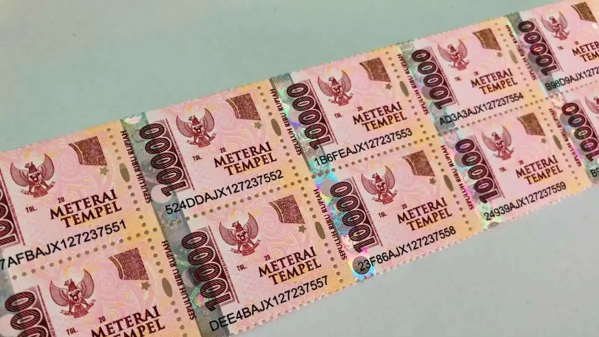 Jangan buru-buru tempel meterai Rp10.000 sebelum mengeceknya!. Polda Metro Jaya bersama DJP mengungkap sindikat produksi dan penjualan meterai palsu dengan 16 tersangka. Ternyata ada beberapa cara sederhana untuk mengecek keasliannya, mulai dari hologram Garuda, tekstur kasar, perubahan warna magenta ke hijau, pola lubang, hingga harga jual. (warindo.de)
