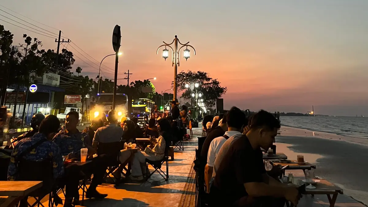 Ngopi santai dengan panorama senja di Jalan RE Martadinata Tuban. (Shafa Dina Hayuning Mentari/ Radar Bonang)