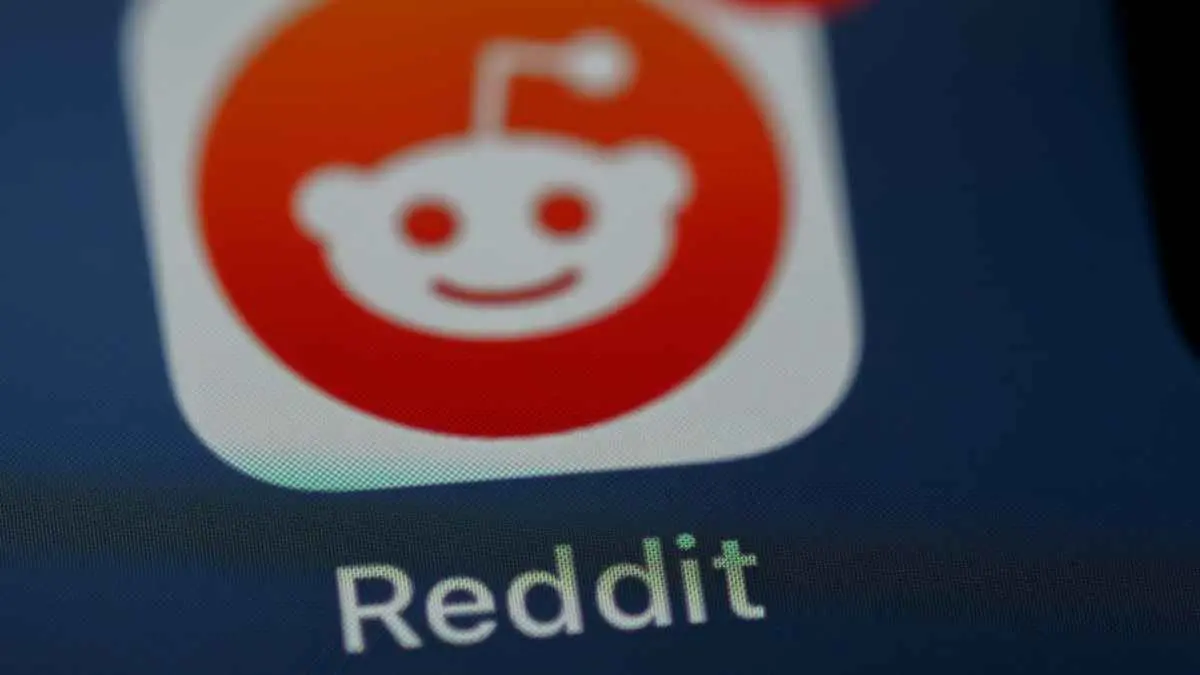 Tak perlu baca semua komentar, Reddit mulai menguji cara baru menikmati postingan!. Dengan bantuan AI, postingan dan komentar Reddit bisa diubah menjadi audio hingga video lengkap dengan narasi. (Sumber:  Brett Jordan/Unsplash)
