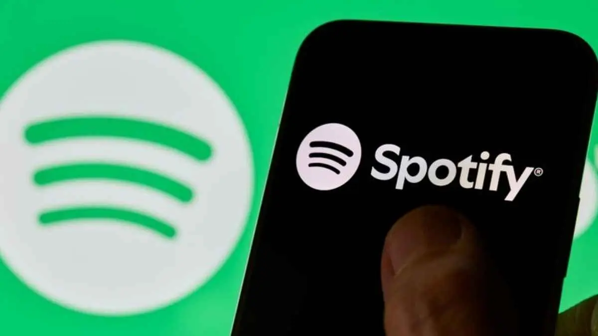 Lari sekarang nggak cuma soal sepatu dan stamina. Playlist juga bisa ikut “latihan”!. Spotify resmi membawa Running Mode ke Android, lengkap dengan playlist berbasis AI yang bisa disesuaikan dengan durasi latihan, genre musik, hingga target BPM. (Sumber: Pink News/Pinterest)