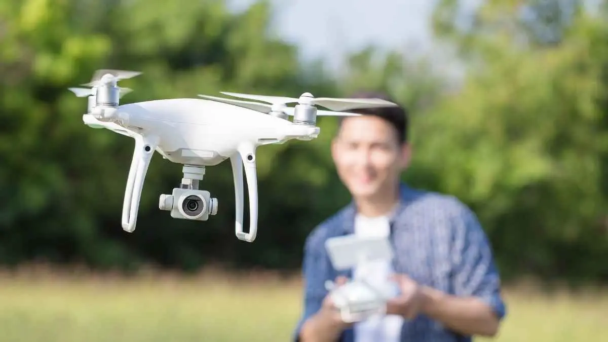 Baru mau belajar menerbangkan drone tapi takut langsung beli yang mahal?
Drone mini foldable bisa menjadi salah satu pilihan untuk memulai. Ukurannya ringkas, mudah dibawa, dan sejumlah model punya fitur seperti headless mode, one key return, hingga pelindung baling-baling yang membantu pemula beradaptasi. (Ilustrasi)