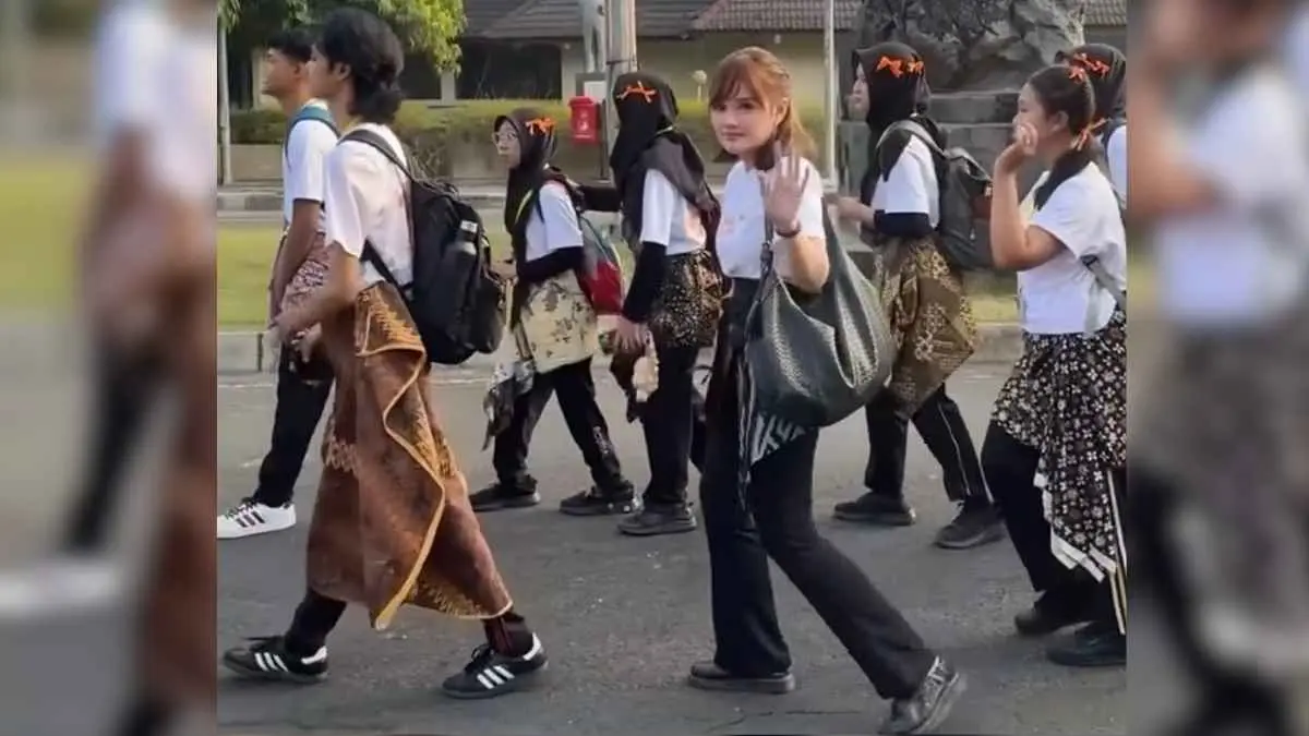 Siapa sangka penyanyi Fanny Soegi sekarang resmi jadi maba lagi?. Di usia 27 tahun, Fanny Soegi mengikuti PKKMB sebagai mahasiswa baru ISI Yogyakarta. (Radar jogja)