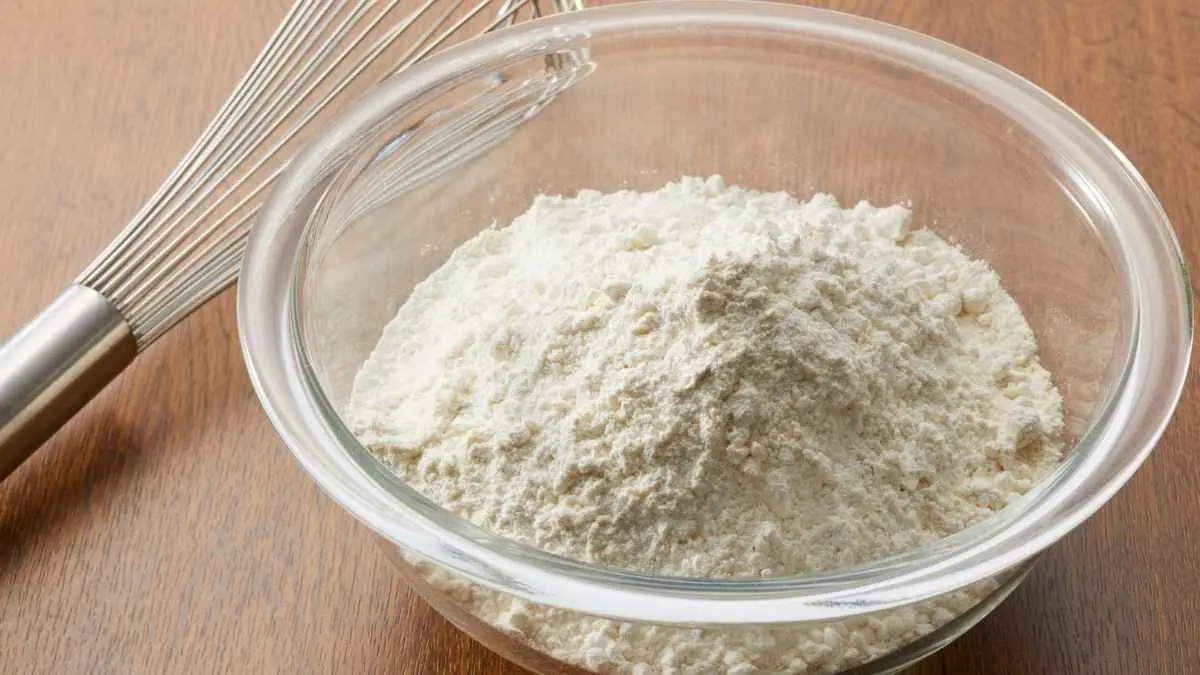 Tepung sagu dan terigu sama-sama sering digunakan di dapur, tetapi keduanya punya karakter yang berbeda. Sagu unggul untuk tekstur kenyal dan bebas gluten, sementara terigu lebih fleksibel untuk roti, mi, dan kue. (Ilustrasi)