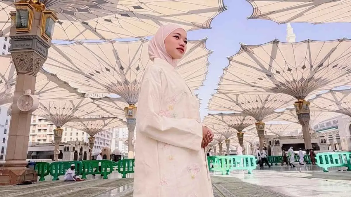 Datang membawa luka, pulang membawa ketenangan. Ummi Quary membagikan momen haru saat menjalani umrah keduanya. Di balik senyum dan keceriaan yang selama ini dikenal publik, Ummi mengaku membawa banyak perasaan sakit, sedih, hingga merasa hancur sebagai manusia. (instagram.com/ummi_quary)
