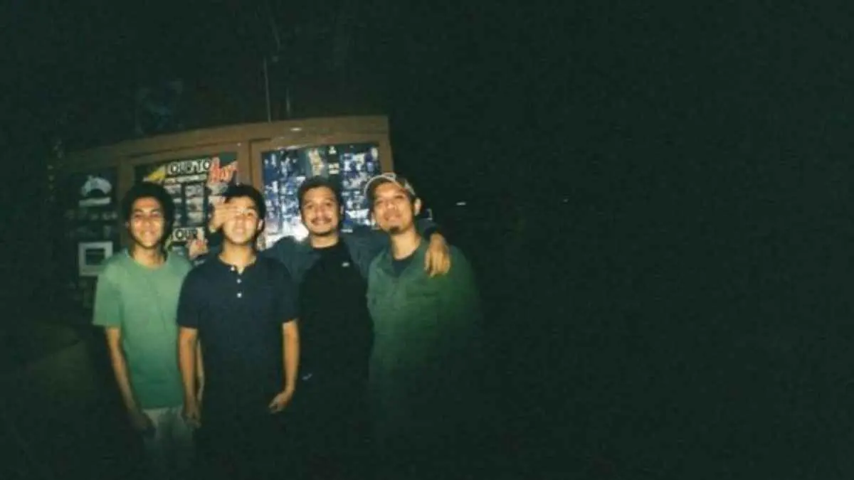 Kamera pocket era 2000-an kembali muncul di meja-meja tongkrongan. Bukan karena hasil fotonya lebih bagus dari smartphone, tetapi justru karena hasilnya tidak sempurna. (alahadibn.wordpress.com)