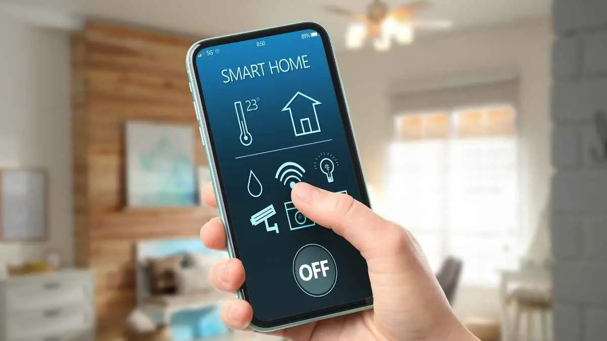 Rumah makin pintar, tapi apakah pemiliknya juga sudah cukup waspada. Sekarang lampu, AC, kamera, kunci pintu hingga robot vacuum bisa terhubung ke internet dan dikendalikan lewat smartphone. (Ilustrasi)