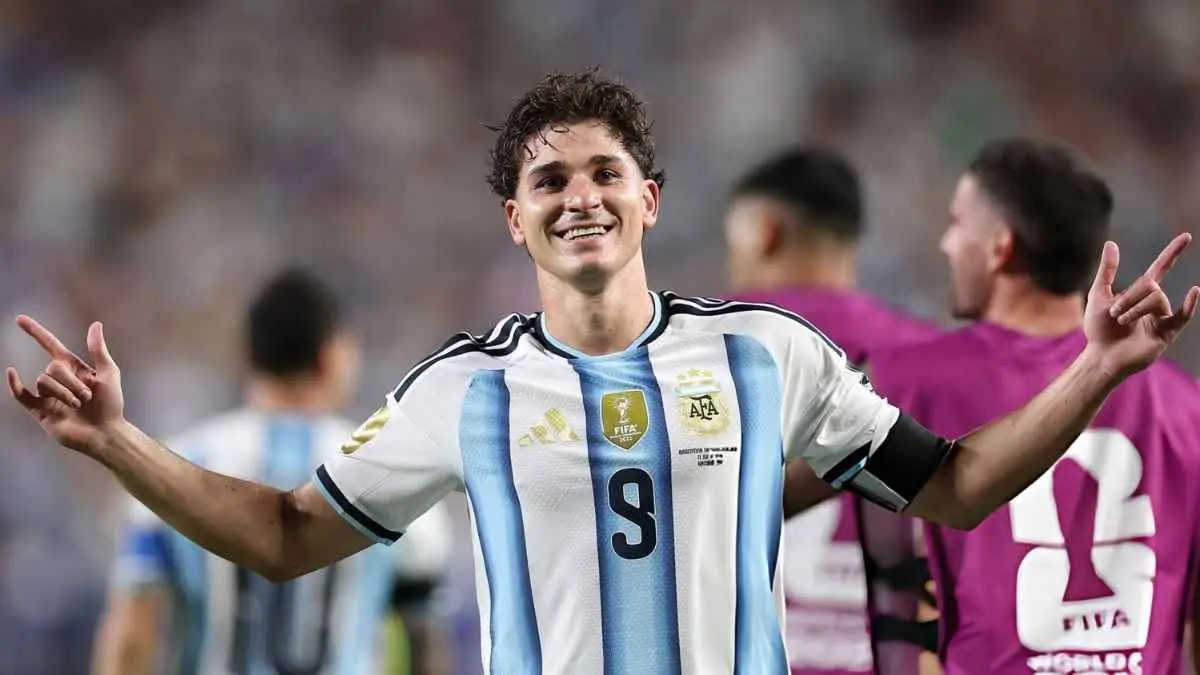 Saga transfer striker Argentina ini makin rumit. Barcelona tertarik, Arsenal ikut masuk perburuan, tetapi Atletico Madrid masih bersikeras mempertahankan pemain andalannya. (instagram.com/juliaanalvarez)