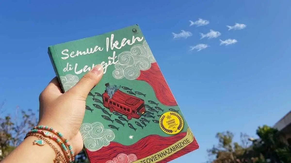 Ternyata judul buku memang bisa jadi strategi ampuh untuk membuat pembaca berhenti dan bertanya-tanya. Ada buku yang judulnya absurd, ada yang terdengar misterius, bahkan ada yang cuma terdiri dari satu huruf. Tapi jangan salah, ceritanya justru punya tema yang serius dan berlapis. (goodreads.com)