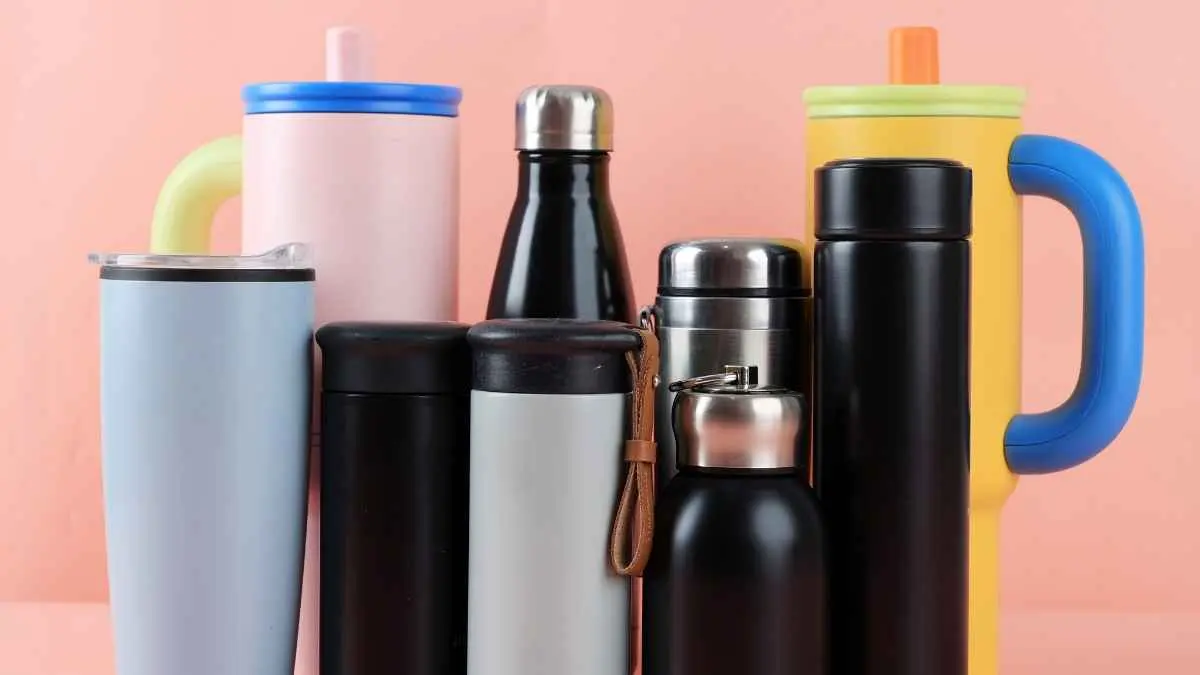 Airnya bening, tumbler-nya kinclong, tapi kapan terakhir kali tutup, sedotan, ulir, dan seal dibongkar untuk dicuci? Jangan tunggu bau dulu. Tumbler kesayangan juga butuh “mandi”. (ilustrasi)