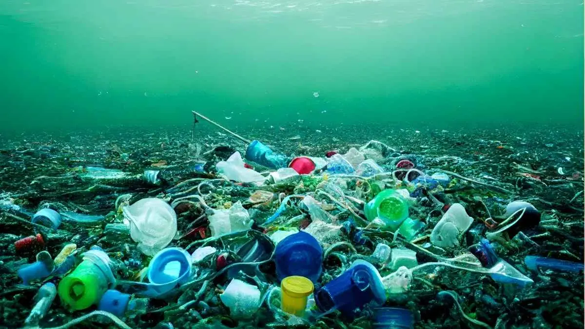 Datang ke pantai bawa kamera, pulangnya jangan tinggalkan sampah. Satu botol mungkin terlihat kecil, tetapi jika dilakukan ribuan orang, dampaknya bisa luar biasa besar. Laut bukan tempat sampah. (ilustrasi)