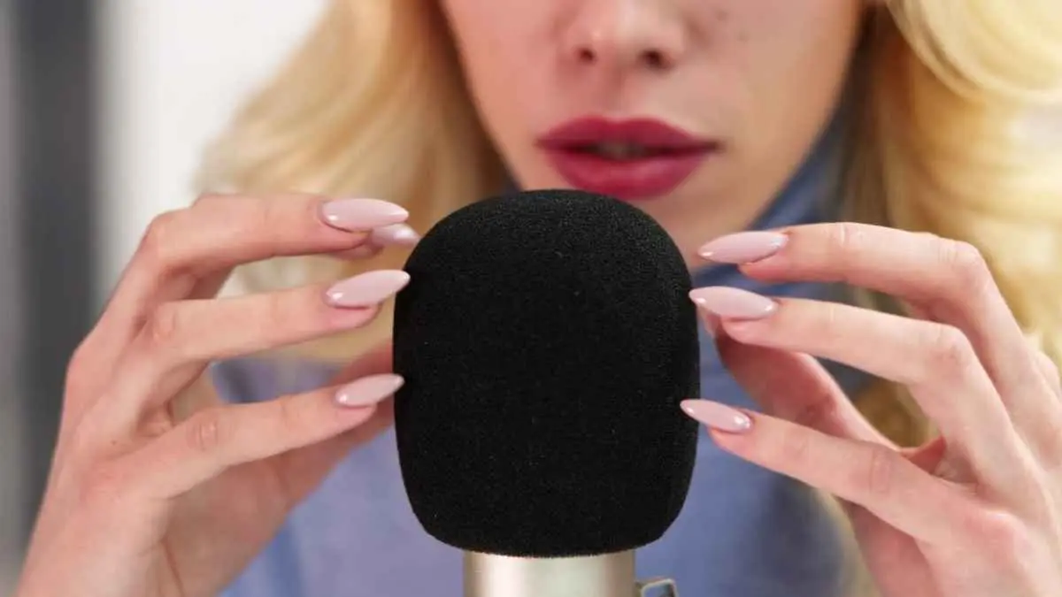 Kenapa suara bisikan, ketukan, atau kertas diremas justru bikin sebagian orang tenang? ASMR ternyata bukan sekadar tren internet. Ada respons sensorik dan fisiologis yang membuat orang betah menontonnya. (ilustrasi)