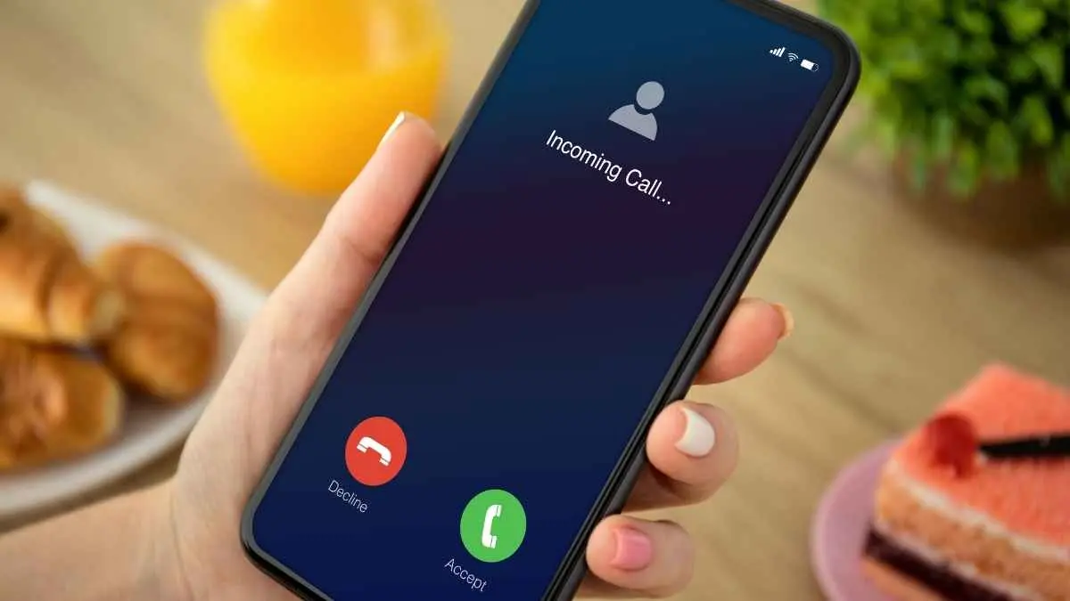 Ponsel berdering, bukannya senang malah deg-degan? Gen Z ternyata punya alasan mengapa lebih nyaman chat daripada menerima telepon mendadak. (ilustrasi)
