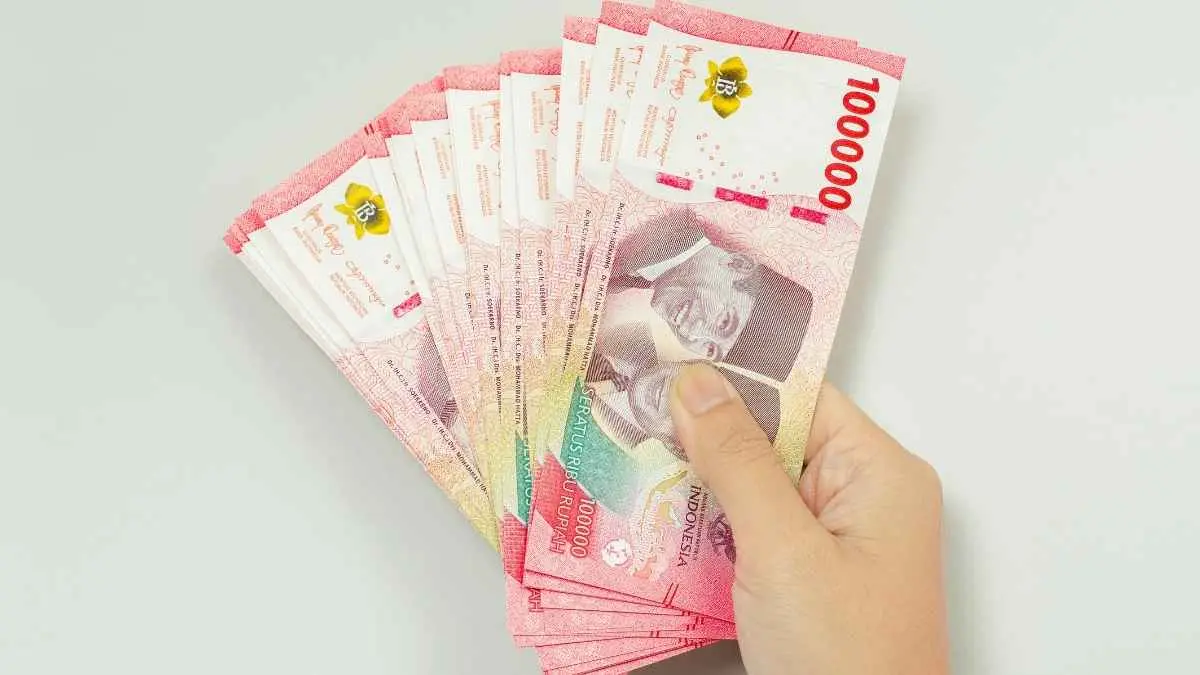 Rupiah menguat, tapi harga di minimarket kok masih sama? Ternyata perubahan kurs bukan satu-satunya penentu harga. Ada biaya impor, produksi, logistik hingga stok lama yang ikut menentukan. (ilustrasi)