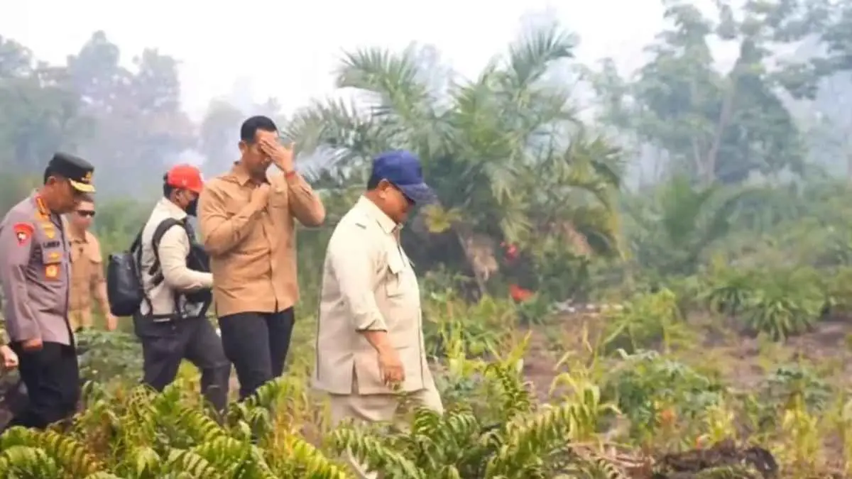 3.704 titik panas terdeteksi di Kalimantan Barat dalam 24 jam. Presiden Prabowo langsung turun mengecek penanganan karhutla. OMC kembali digelar, sementara kabut asap dilaporkan mulai melintasi negara tetangga. (YouTube Setpres)