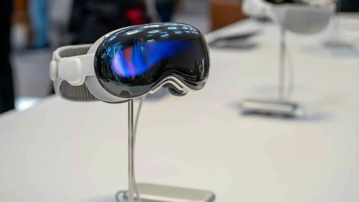 Apple mulai mengubah arah strategi. Lebih dari 200 posisi di tim Vision Pro dan Siri terdampak reorganisasi, sementara AI dan kacamata pintar makin diprioritaskan. (Sumber: Roméo A./Unsplash)