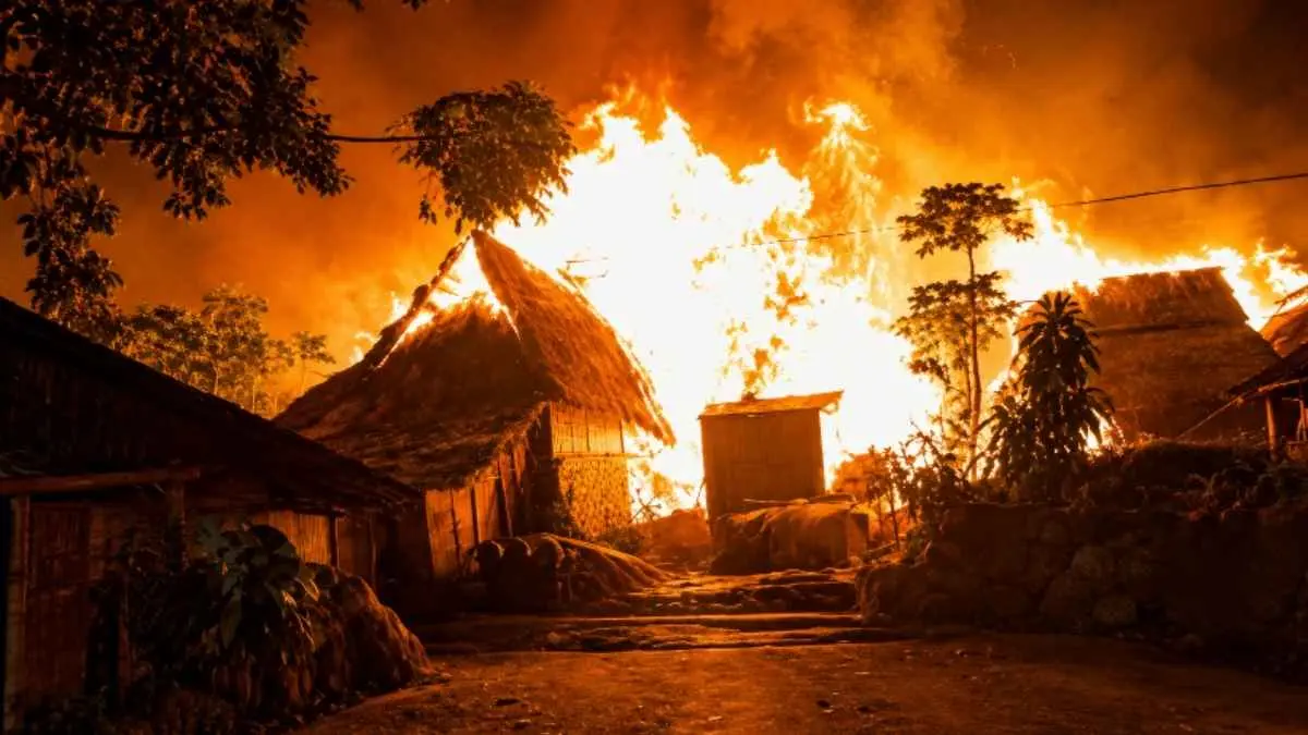 Kampung Adat Sade, salah satu ikon budaya Sasak di Lombok, dilanda kebakaran hebat. Ratusan rumah diperkirakan terdampak dan warga berhamburan menyelamatkan diri. (koranntb.com)