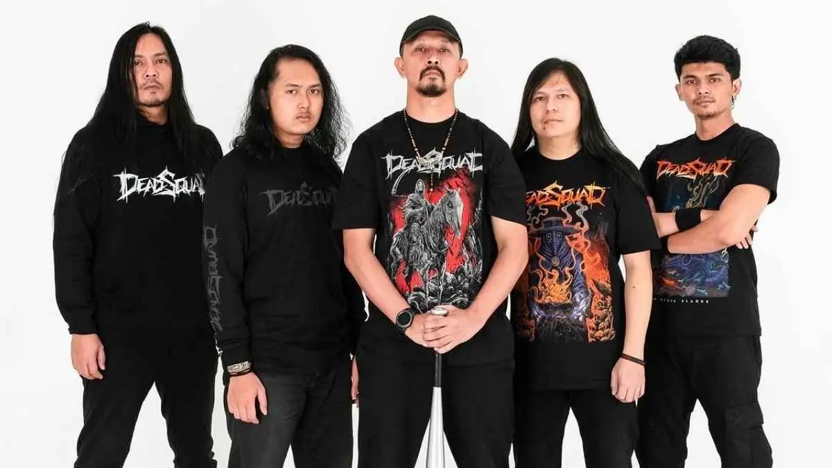 Tur Eropa DeadSquad, Jasad, dan Death Vomit berubah menjadi drama setelah mereka sempat terlantar di Dublin. Dua konser batal, 16 personel dan kru kehilangan kepastian akomodasi, hingga akhirnya diaspora Indonesia turun tangan dan membantu menggalang dana Rp114 juta. (Instagram.com/deadsquad)