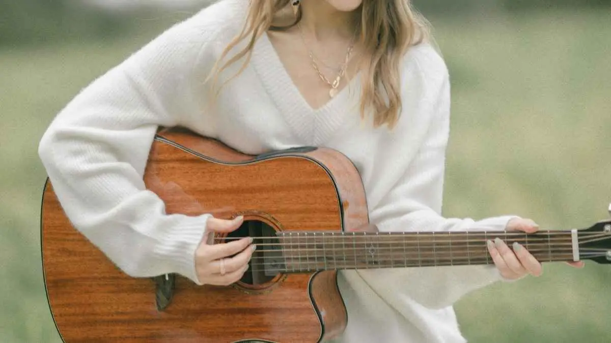 Baru belajar gitar tapi ingin memainkan lagu “Bersenja Gurau” Raim Laode? Jangan khawatir. Ada versi chord yang lebih ramah untuk pemula, bahkan bisa dibantu capo dan pola genjrengan sederhana. (Ilustrasi)