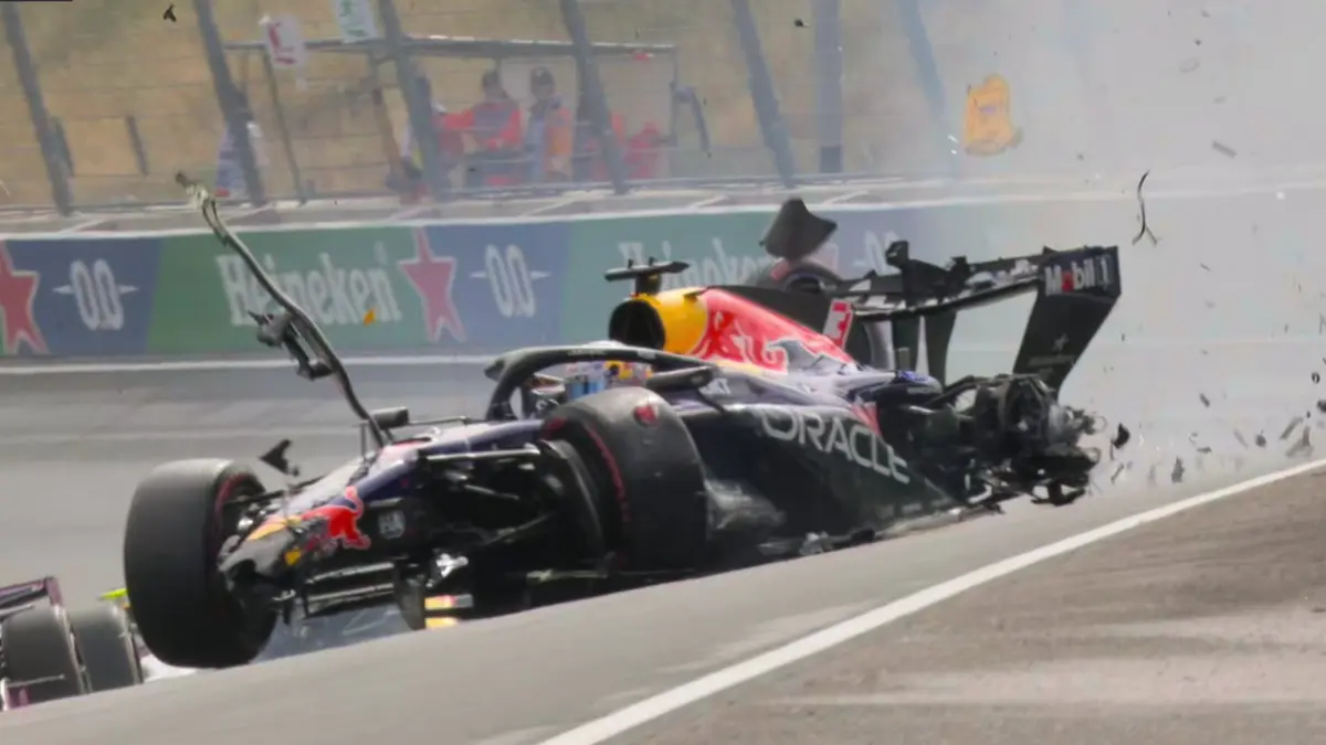 Balapan kandang yang seharusnya menjadi pesta justru berakhir pahit untuk Max Verstappen. Pembalap Red Bull itu crash di lap pertama GP Belanda setelah kehilangan kendali di lintasan yang masih basah. Red Bull pun kembali dibuat kesulitan menghadapi kecepatan para rival. (Sumber: @Mattzel89/X)