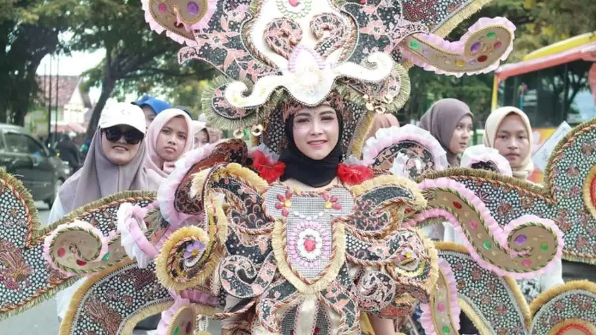 Kenapa setiap ada maskot lewat, kamera HP langsung naik? Ukurannya yang besar, desain unik, gerakan lucu, dan karakter yang berbeda membuat maskot menjadi magnet perhatian di tengah pawai. Bahkan, dengan bahan sederhana pun sebuah kostum bisa berubah menjadi bintang yang paling diingat penonton. (MAN 2 REMBANG)