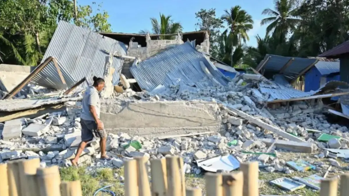Duka kembali menyelimuti Nusa Tenggara Timur. Gempa M 7,7 menyebabkan 100 orang meninggal dunia, lebih dari 1.600 warga terluka, dan sekitar 180 ribu orang harus mengungsi. Puluhan ribu rumah serta fasilitas umum juga mengalami kerusakan. Bantuan logistik terus disalurkan ke wilayah terdampak. (ANTARA FOTO/Fikri Yusuf/nym).