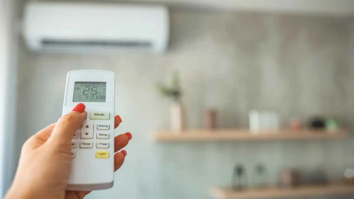 Masih sering setel AC sampai 16 derajat supaya cepat dingin? Ternyata angka paling rendah di remote bukan berarti ruangan akan lebih cepat sejuk. Suhu target, kondisi ruangan, filter AC, hingga kebiasaan membuka pintu ternyata ikut menentukan boros atau hematnya listrik. (ilustrasi)