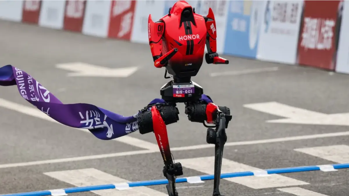 Usain Bolt akhirnya punya “pesaing” baru, tetapi kali ini bukan manusia. Robot humanoid Tiangong Ultra sukses berlari 100 meter dalam 9,39 detik di Beijing. Lebih cepat dari rekor 9,58 detik milik Bolt. (Sumber: @WhaleInsider/X)