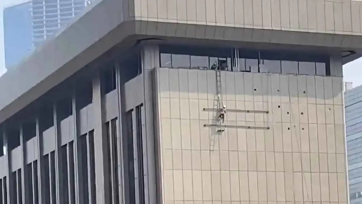 Logo Bank Mandiri mendadak hilang dari gedung di Jakarta Pusat dan langsung bikin netizen bertanya-tanya. Pencopotan ini terjadi di tengah polemik rekening Supriyono alias Botok, koordinator AMPB, yang diblokir menjelang rencana aksi warga Pati.  (X @bismillahyuk_)