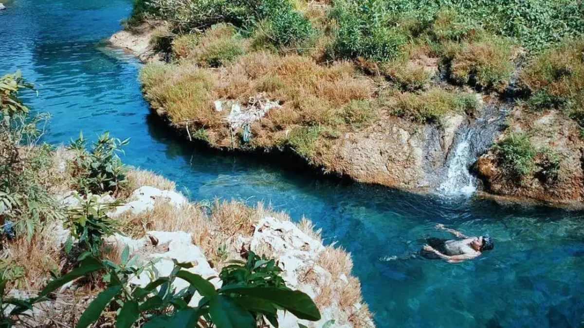 Airnya sebening kaca, suasananya adem, dan lokasinya dikelilingi hutan jati. Sumber Mata Air Krawak di Montong, Tuban, punya semua yang dicari pencinta wisata alam. Tapi di balik keindahannya, masih ada pekerjaan rumah soal tata kelola yang perlu dibenahi. (Instagram/thisisindonesia)