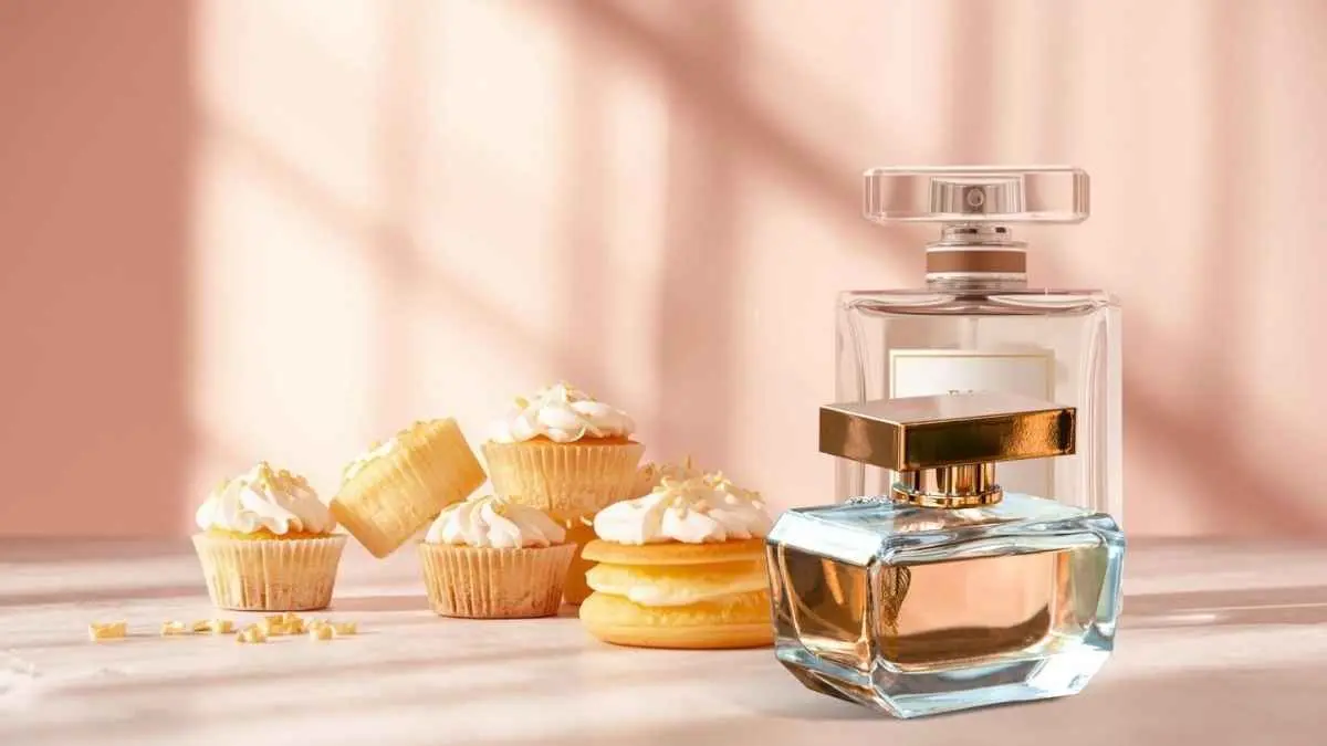 Kenapa sekarang banyak orang justru ingin wangi seperti vanilla, caramel, kopi, cokelat, bahkan kue? Gourmand fragrance ternyata bukan cuma soal aroma manis. Ada unsur nostalgia, kenyamanan, hingga personal branding yang membuat tren parfum ini semakin digemari Gen Z. (snouf.it)