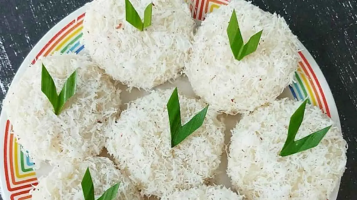Ketan urap mungkin terlihat sederhana, tetapi kudapan khas Betawi ini punya cita rasa yang bikin nostalgia. Ketan pulen, kelapa gurih, ditambah sambal kacang, cocok jadi teman sarapan. (instagram.com/guniezzt)