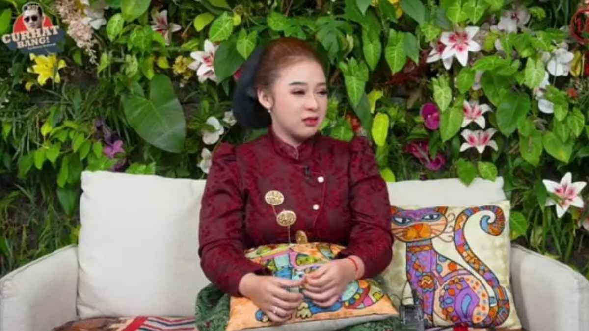 Di usia 18 tahun, Niken Salindry sudah menjalani dunia sinden sejak kecil dan membawa musik Jawa hingga ke luar negeri. Menariknya, ia tak ingin budaya tradisional hanya menjadi bagian dari masa lalu. Niken justru ingin menggabungkan sinden dengan musik modern seperti hip-hop agar semakin dekat dengan generasi muda. (Sumber Foto: Tangkapan layar YouTube @CURHAT BANG Denny Sumargo)