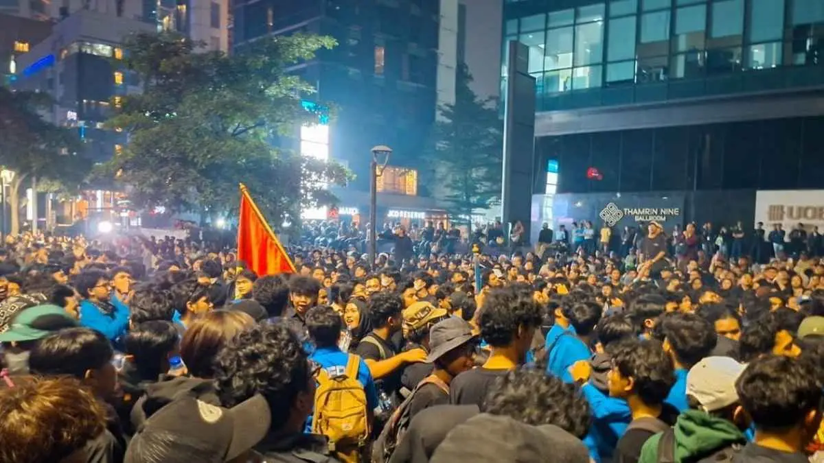 Aliansi GERAM turun ke depan Gedung DPR/MPR RI membawa 10 tuntutan. Dari evaluasi MBG hingga supremasi sipil. (KOMPAS.com/Ridho Danu Prasetyo)